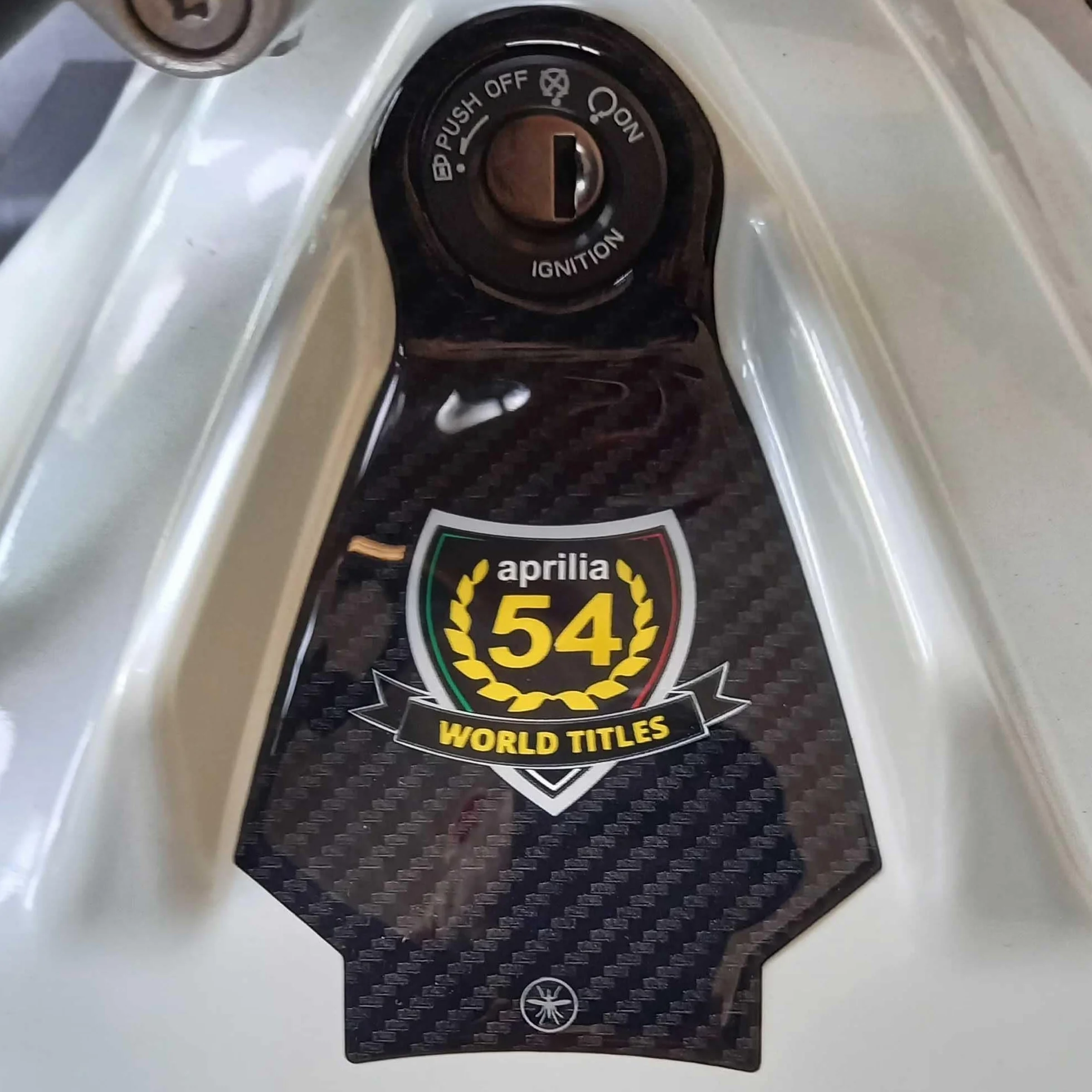 labelbike - Naklejka 3D Motocykl Ochrona i Dekoracja obszaru kluczyka zapłonu żywica kompatybilny z Aprilia Tuono 457 2025 Kolor Carbon Black